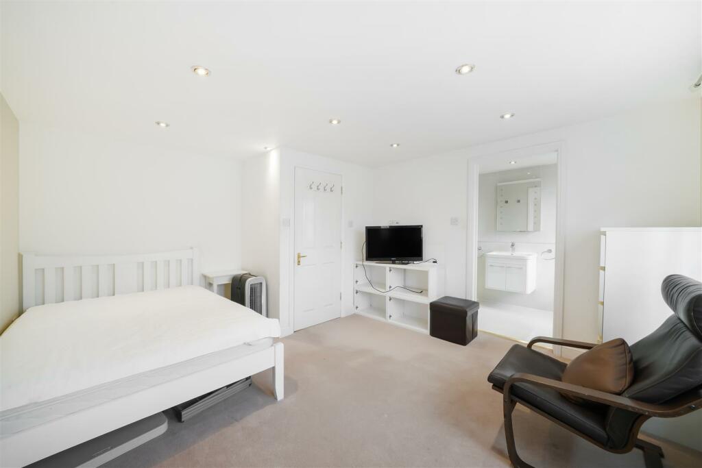 16 Greenford Road - CvS7PGHsAudddFge1S80.jpg
