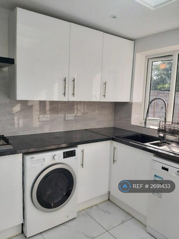 Fully Fitted Kitchen