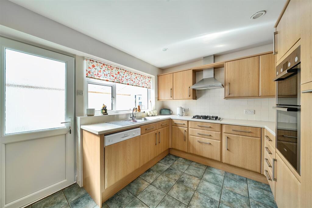 Kitchen/Breakfast Room: