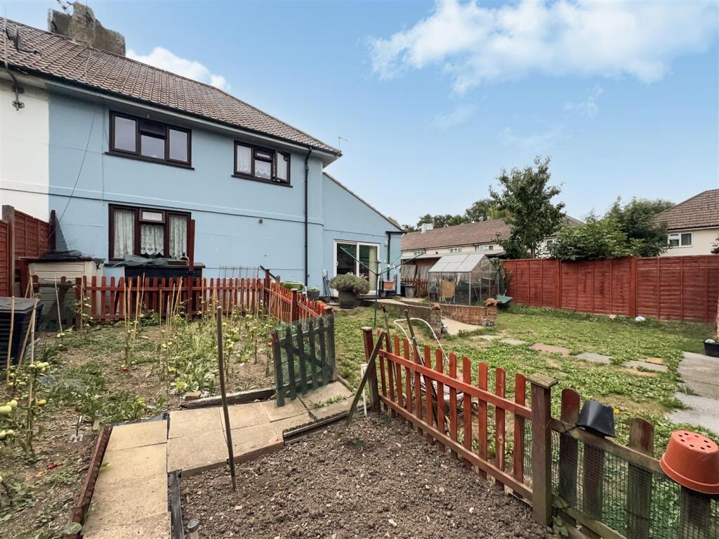 1 Russell Close - YdqwraM2sQDfR6hTGDAo.jpg