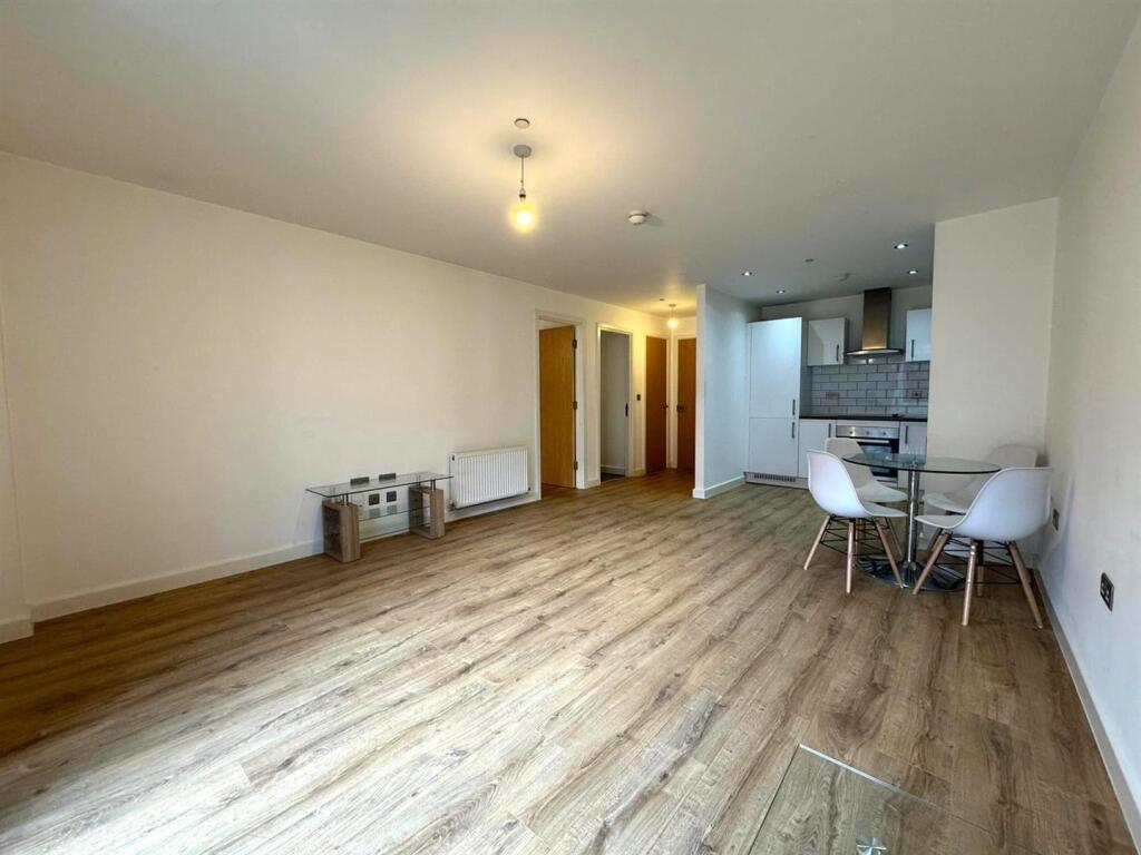 Living room pic 2.jpg