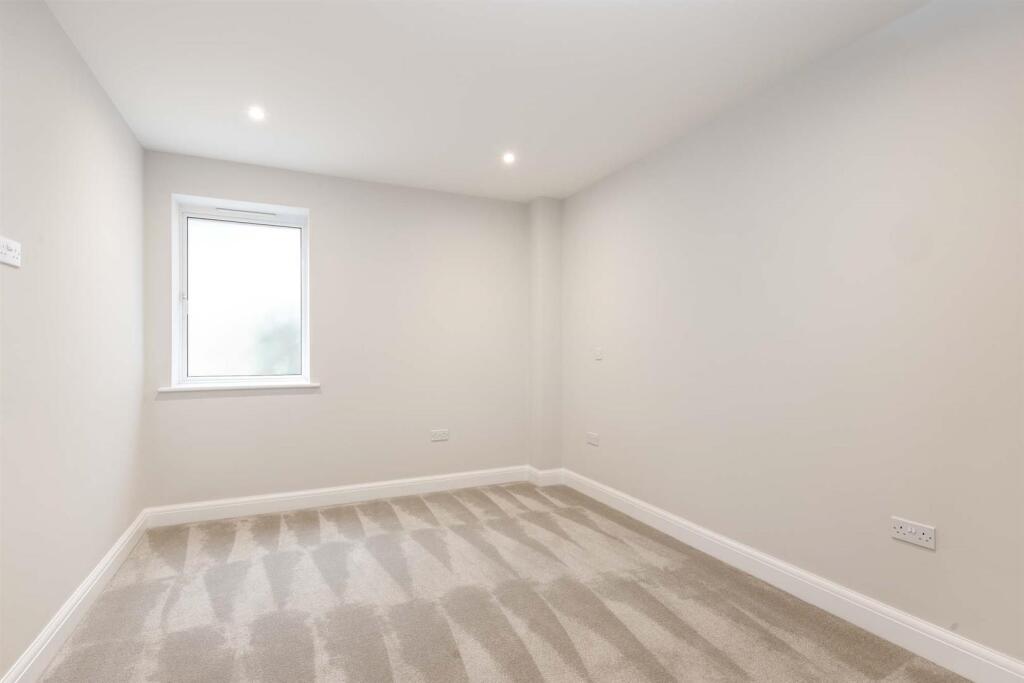 2 McLaren Court, 1 Cobham Road, KT22  9AU-11.jpg