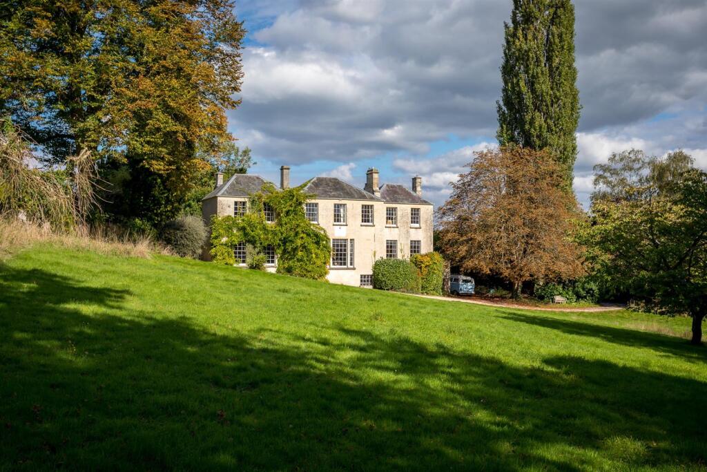 21 - Oakley House - GL5 5PQ - Web.jpg