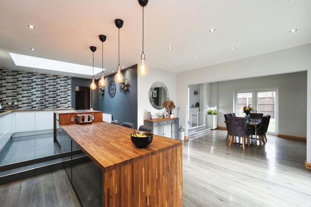 Open Plan Living, Kitchen with Skylight - Fantastic for the whole Family