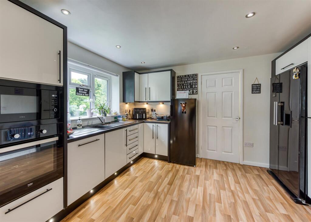 8 Barrington Close-15.jpg