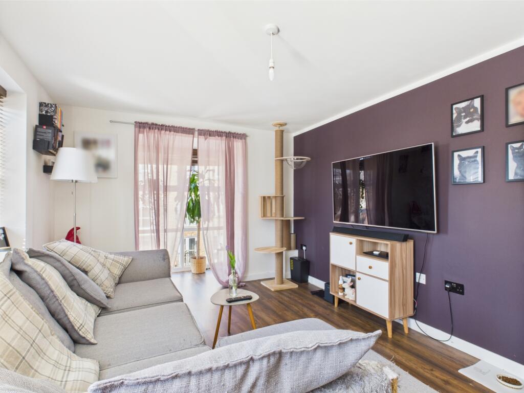 CAM03729G0-PR0049-STILL003