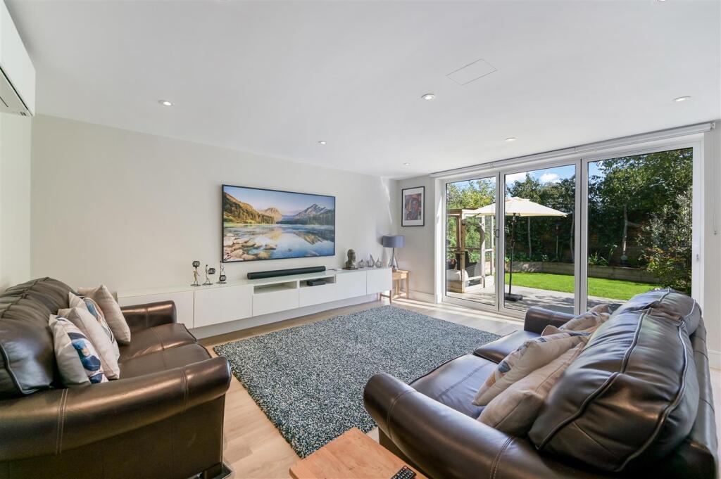 DEANS CLOSE,18-18.jpg