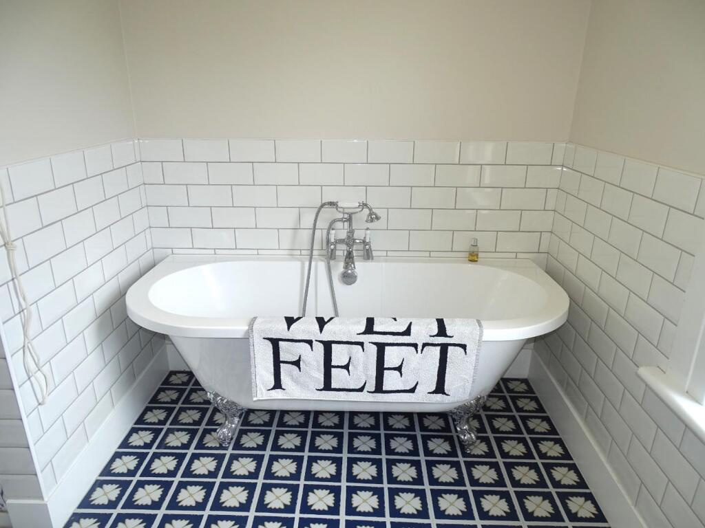 FEATURE BALL AND CLAW TUB BATH