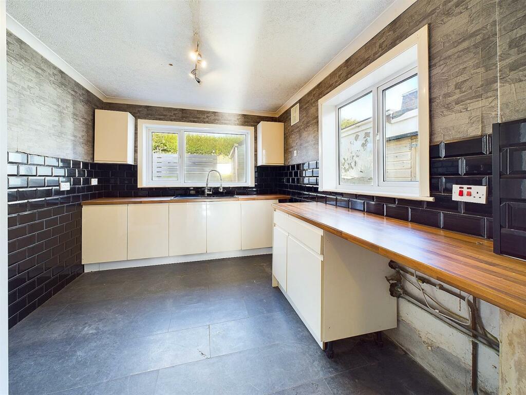 Kitchen diner.