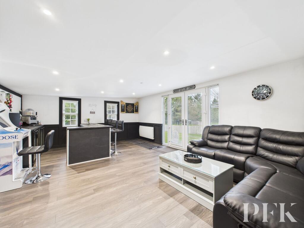 Garden - Games Room / Bar