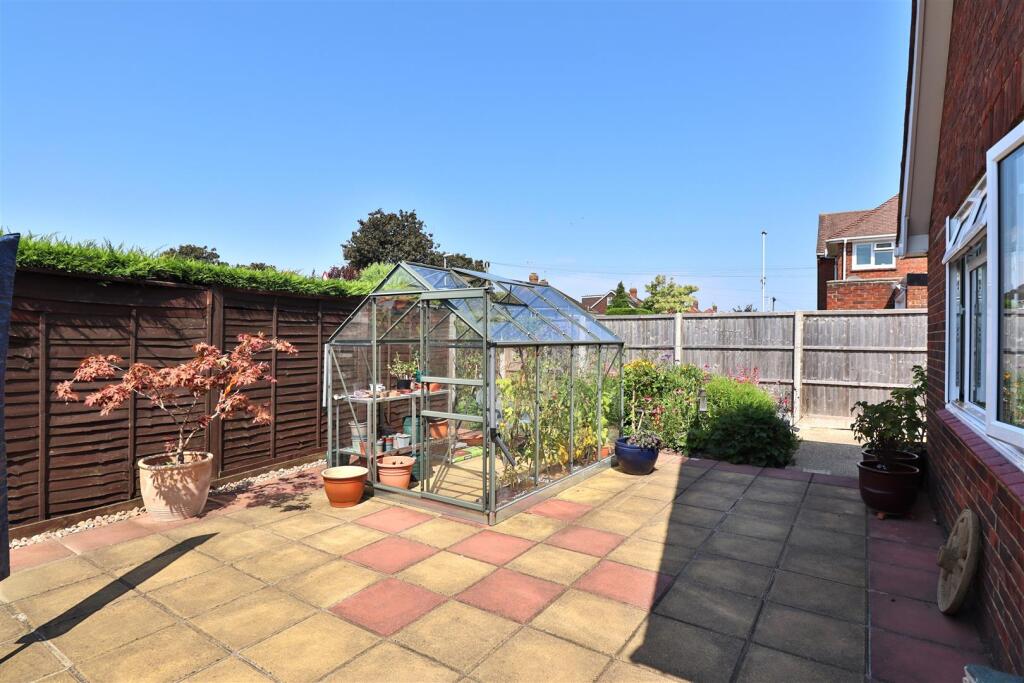 1 stopham close- garden 1.JPG