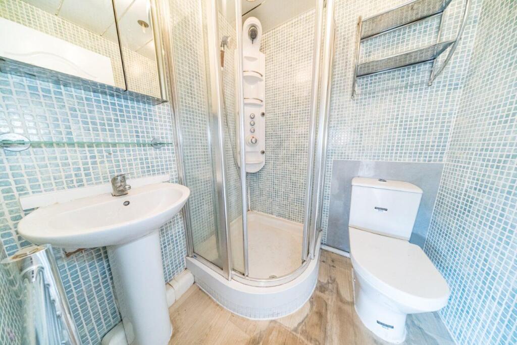 35 Longmeadow Road shower room.jpg