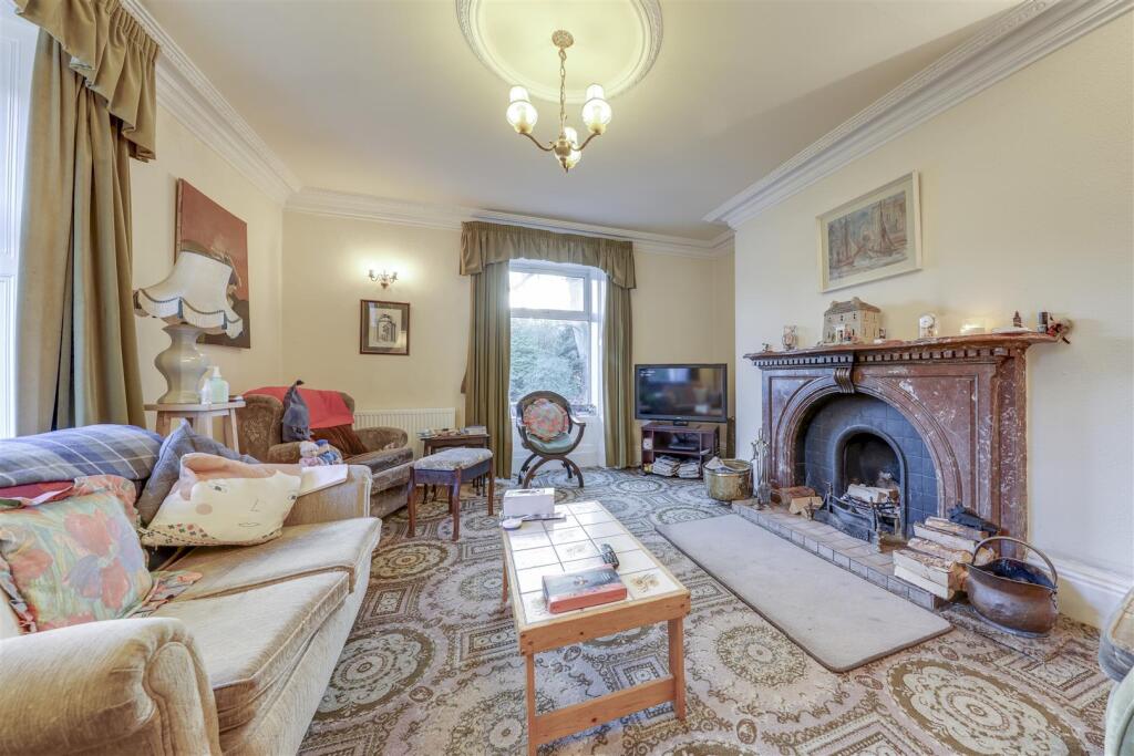 Open Plan Lounge / Dining Alt