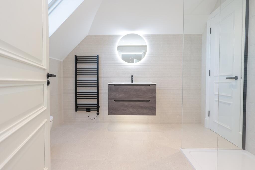 Ensuite to fourth be