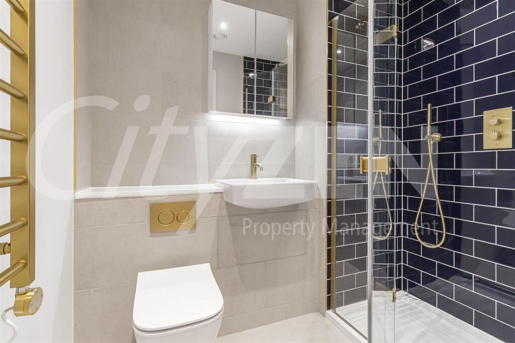 EN SUITE SHOWER ROOM