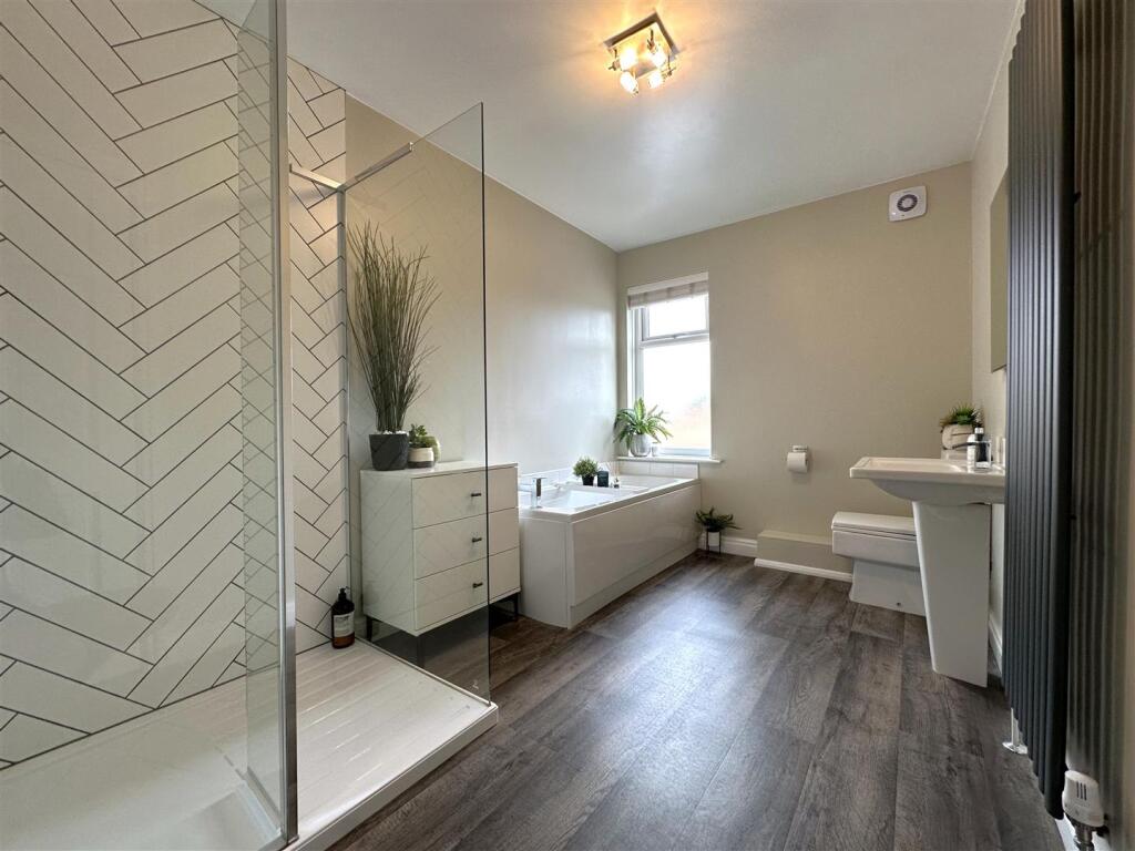 Stunning Four-Piece Bathroom 434