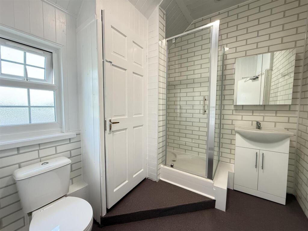 Bathroom 3.JPG