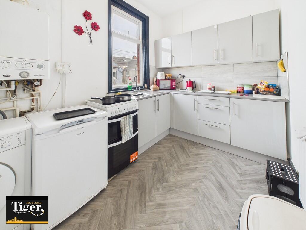 CAM02176G0-PR0533...