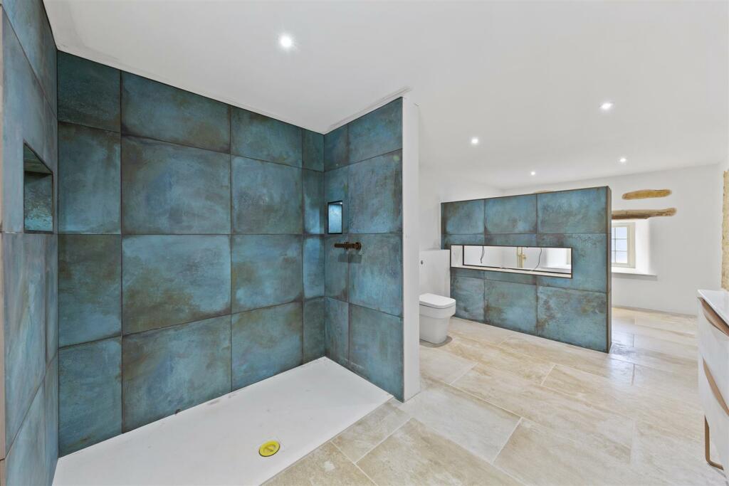 Family Bathroom 2.jpg