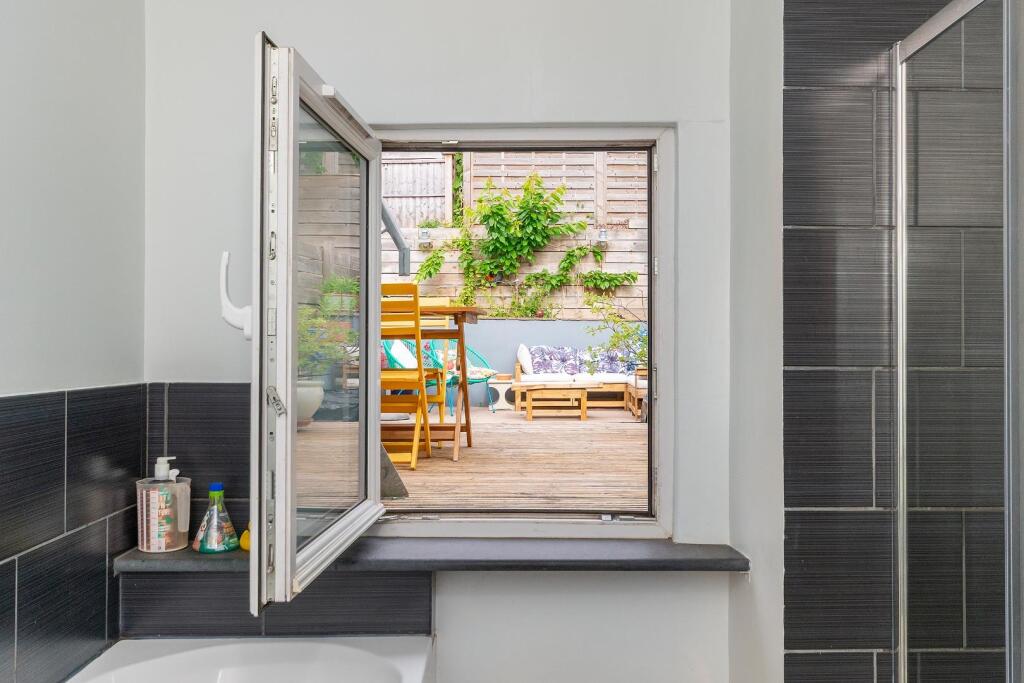 8D6RWH - Bathroom A.jpg