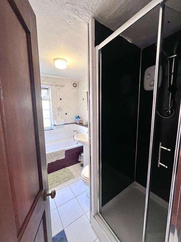 Upstairs Bathroom (2).jpg
