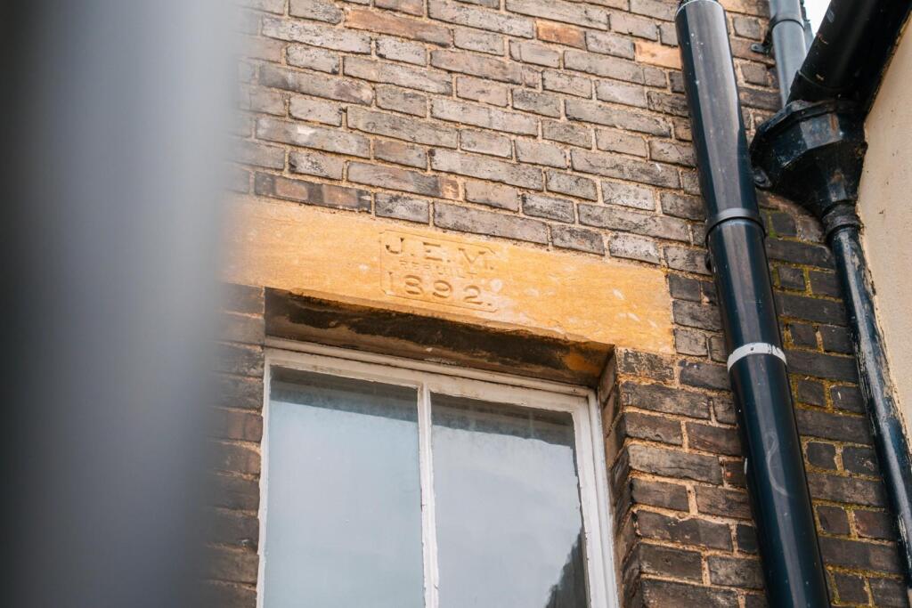 16a Garland Street [Butcher's Stone Entablature] 0