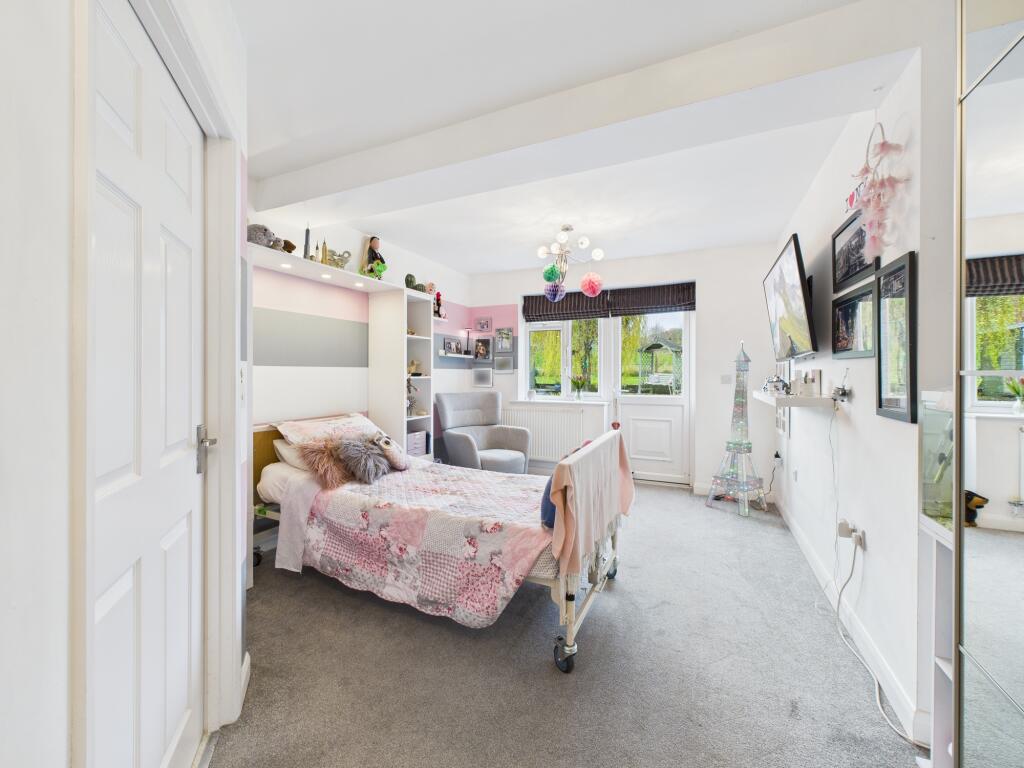 CAM04825G0-PR0244-STILL004