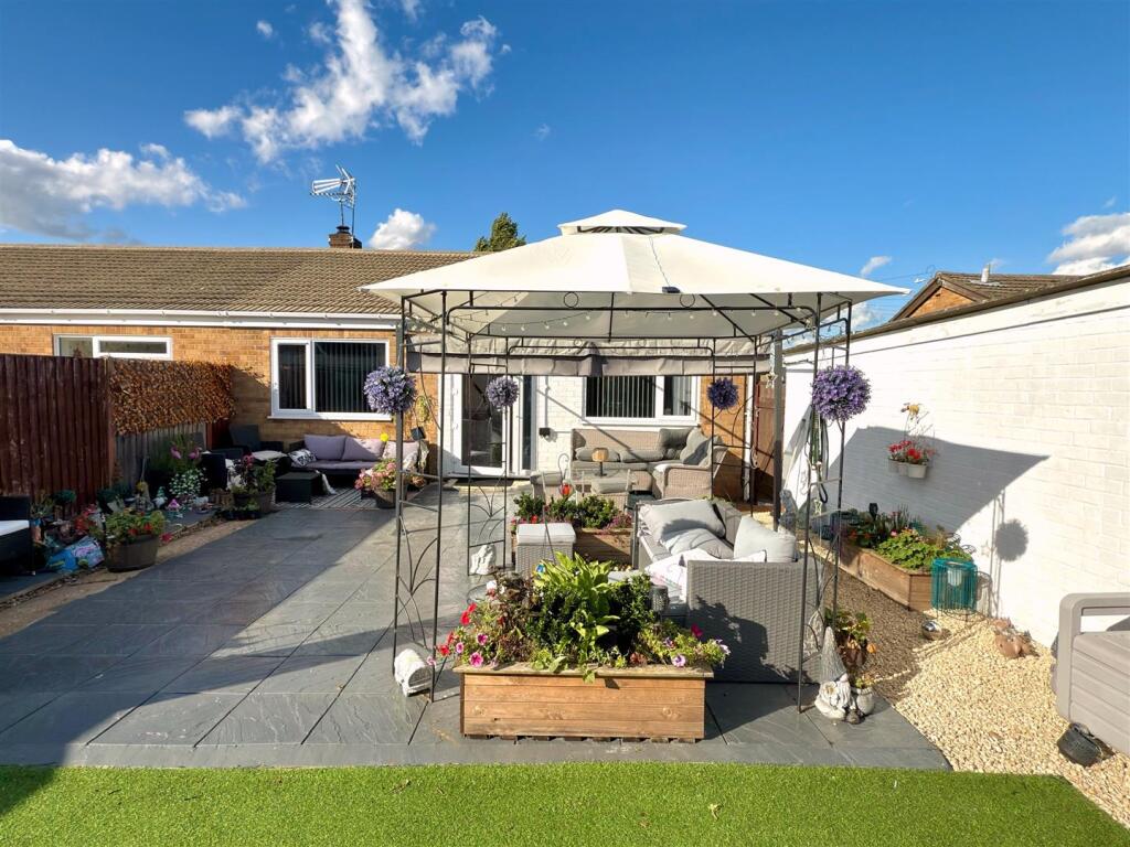 GARDEN PATIO AREA.jpg