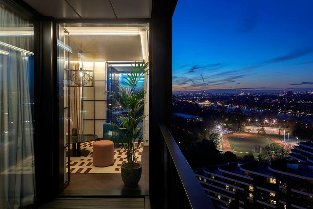 Bar &amp; Lounge area