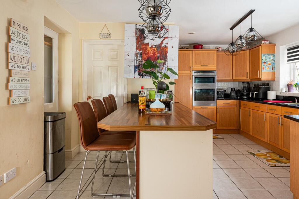 Kitchen/B'fast Room