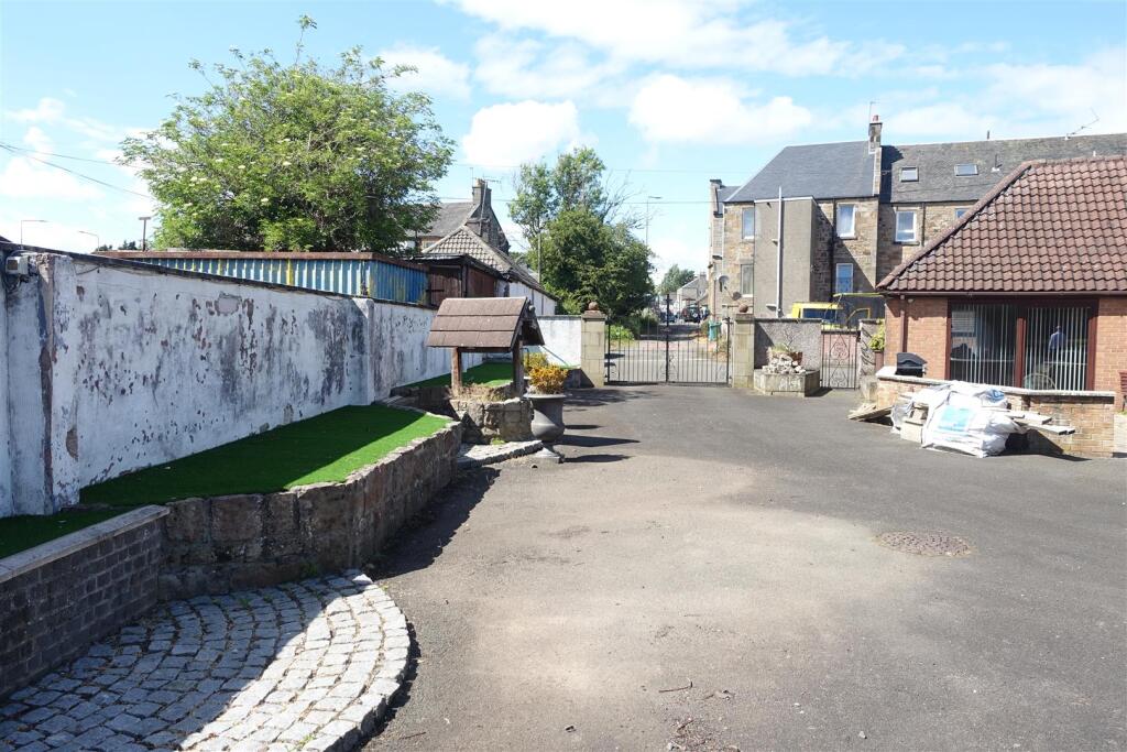 Entrance Driveway.JPG