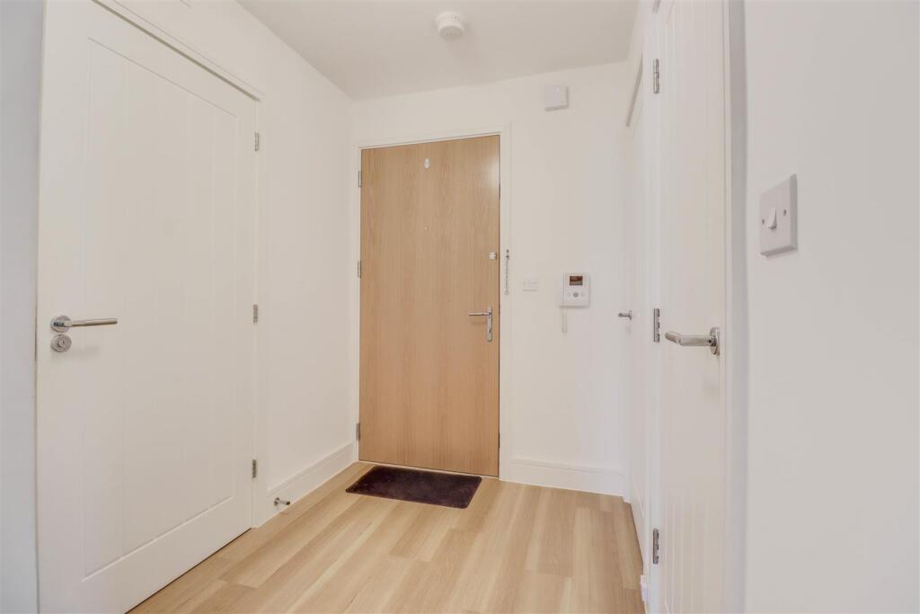 24 LIBERTY WAY HALLWAY.jpg