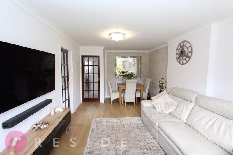 Lounge / Dining Area