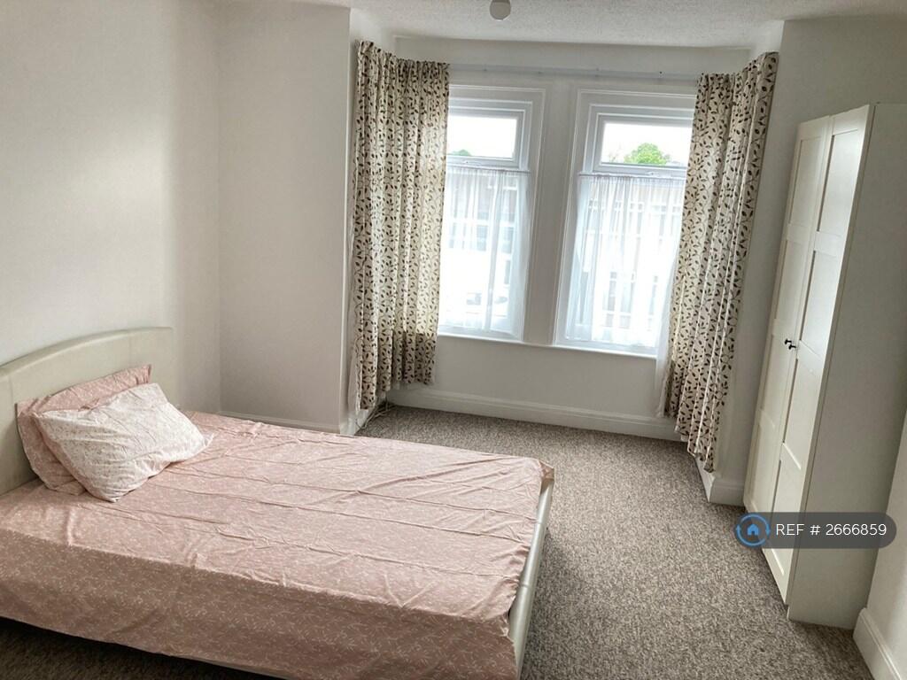 Bright Master Bedroom On The Ground Floor