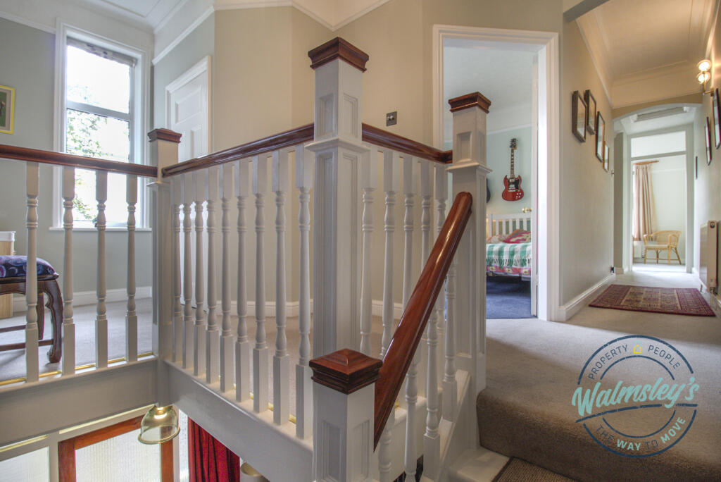 Landing &amp; balustrade