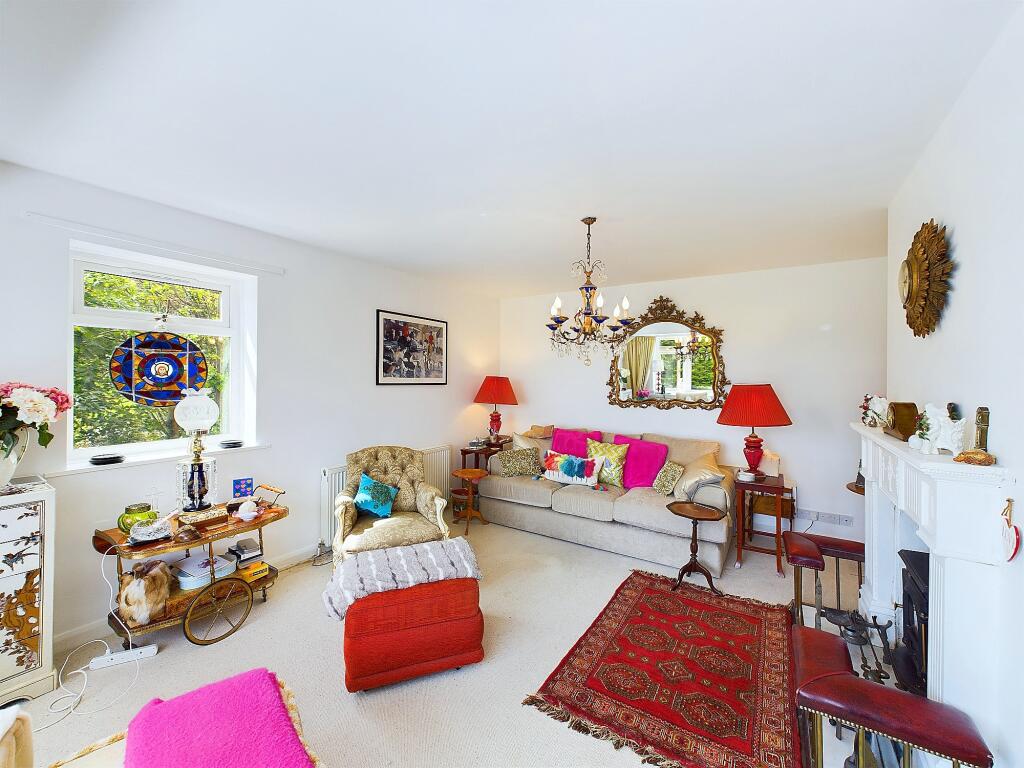 CAM04201G0-PR0004-STILL049