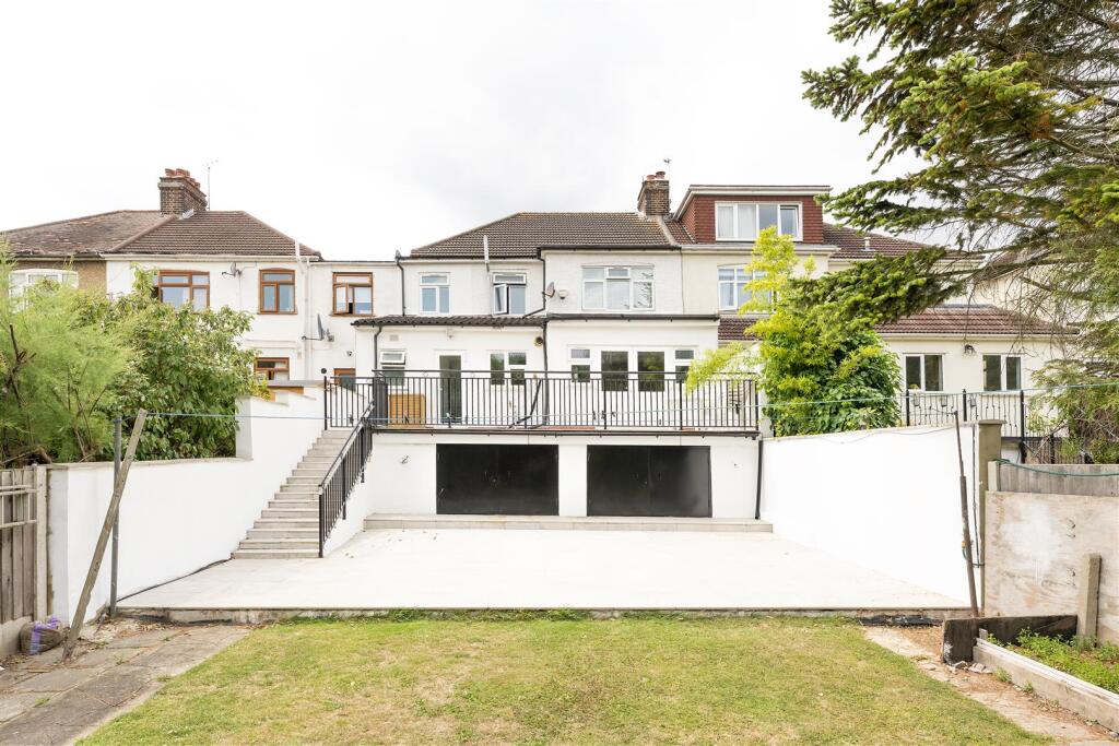 Onslow Gardens, E18