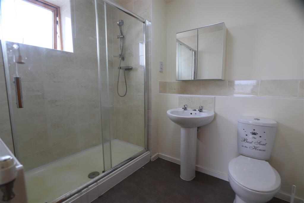 Bed 1 Ensuite.JPG