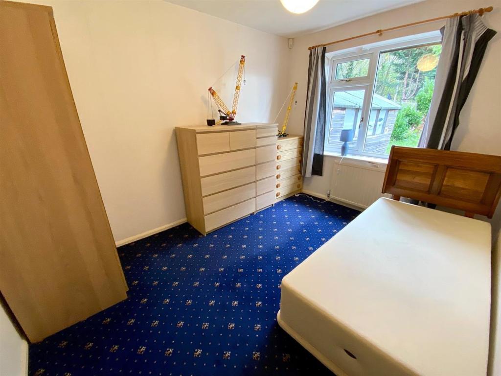 greenacres drive 32 bed 1.jpg