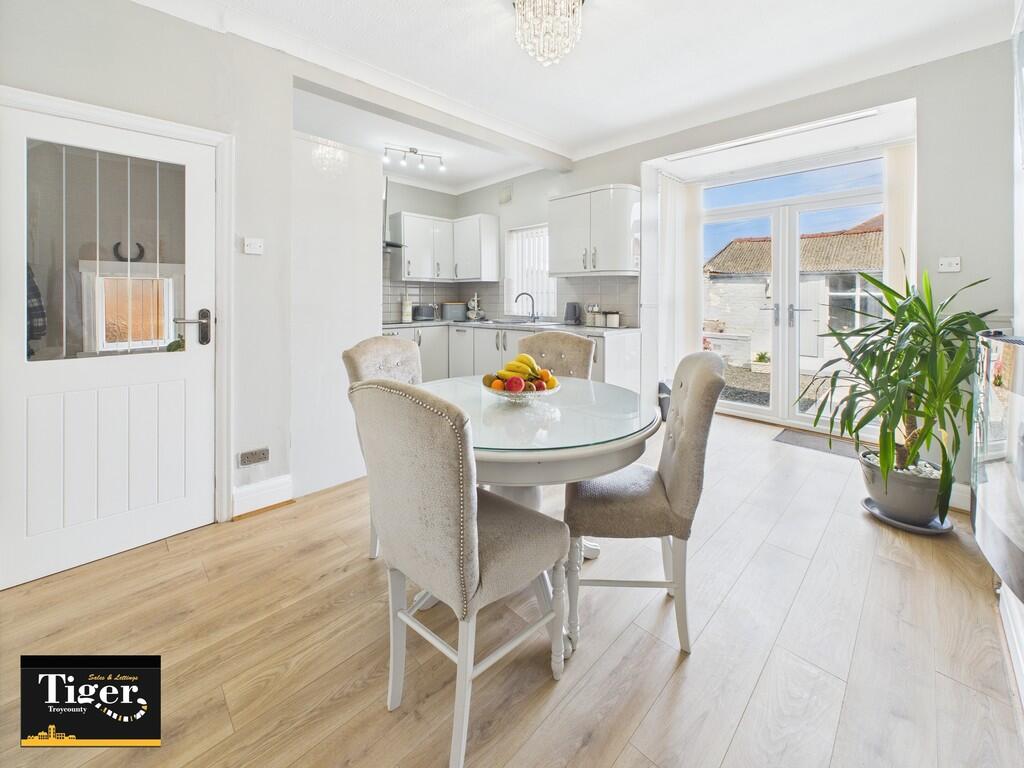 CAM02176G0-PR0652...