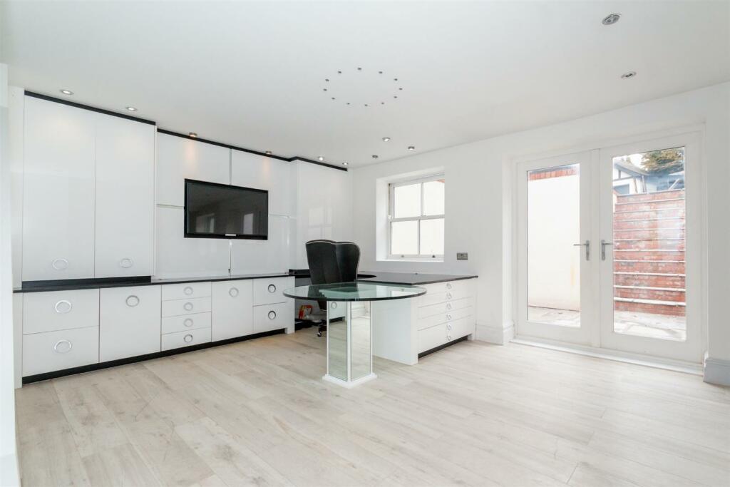 Office / Bedroom 5