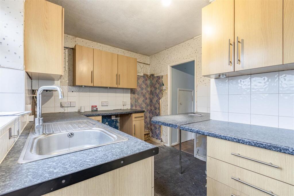 10 Royston Avenue, Byfleet, KT14 7PR - 3.jpg