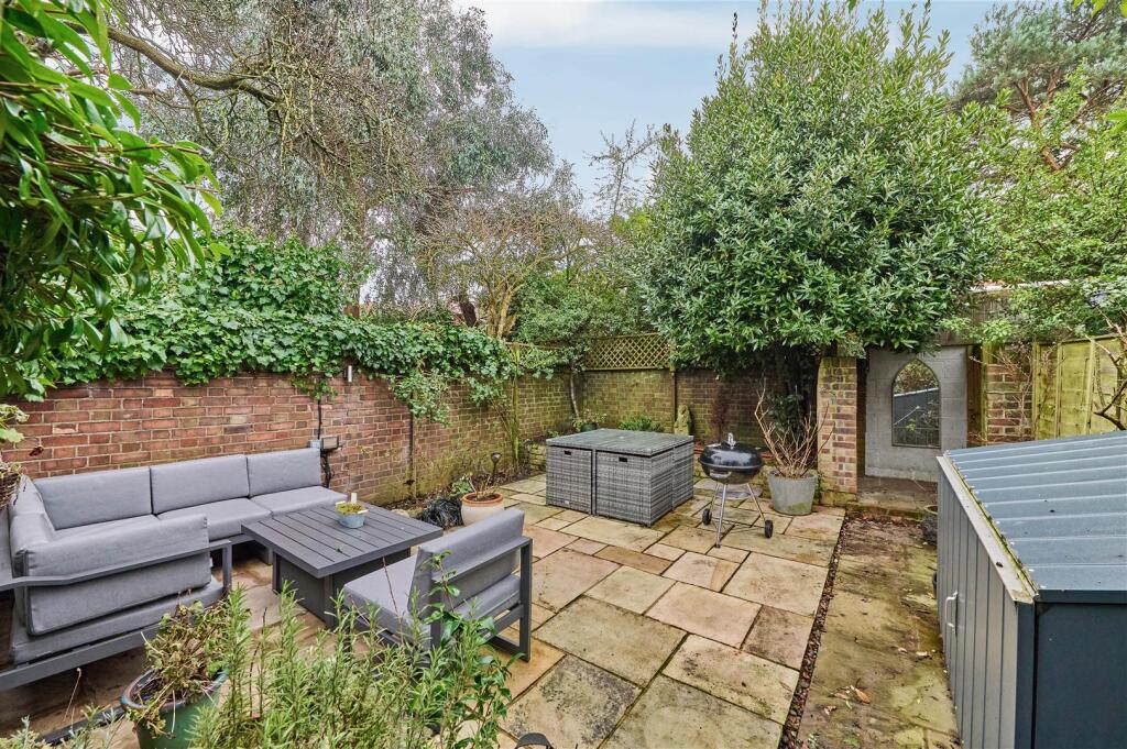 James_Anderson_-_Lower_Richmond_Road_London__SW14_