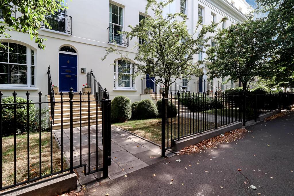 2-bed-2-bath-central-cheltenham (8).jpg