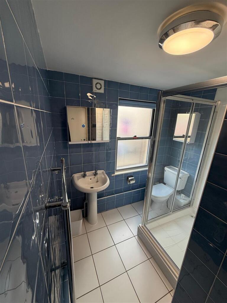 PHOTO 7 BATHROOM.jpg