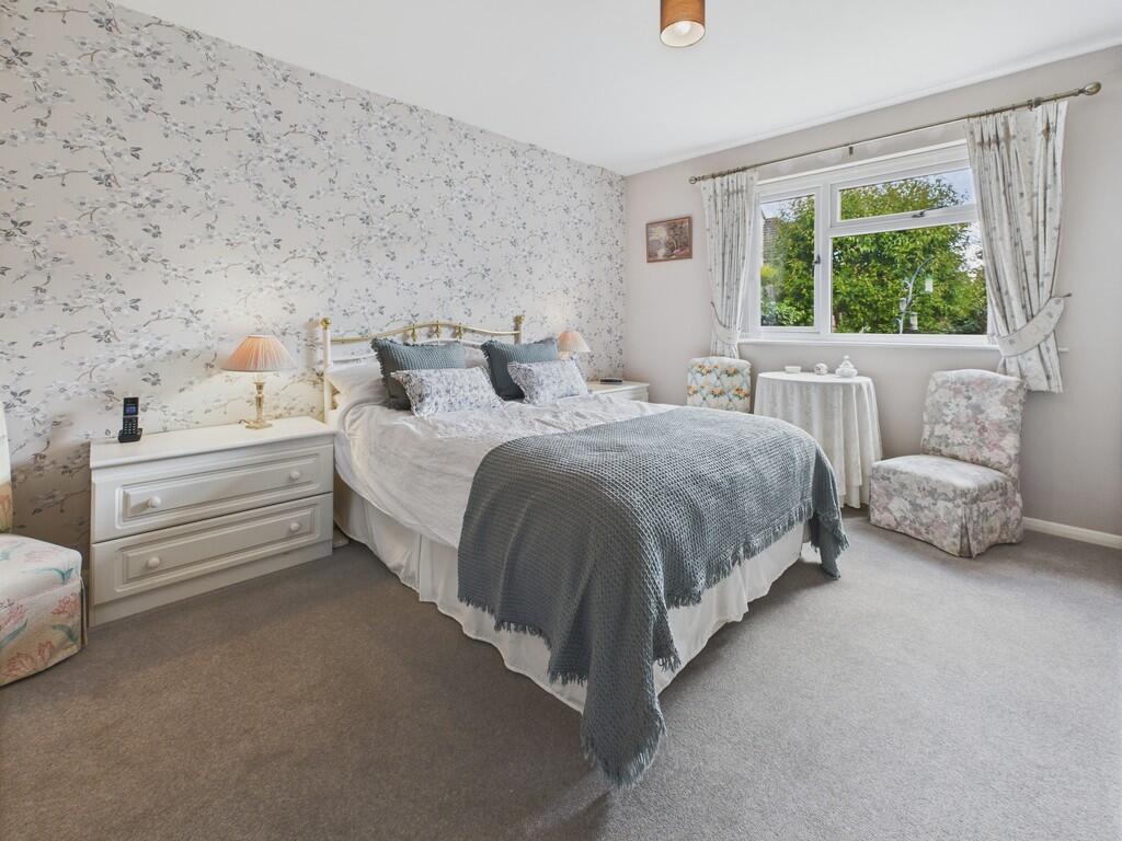 CAM04273G0-PR0136...