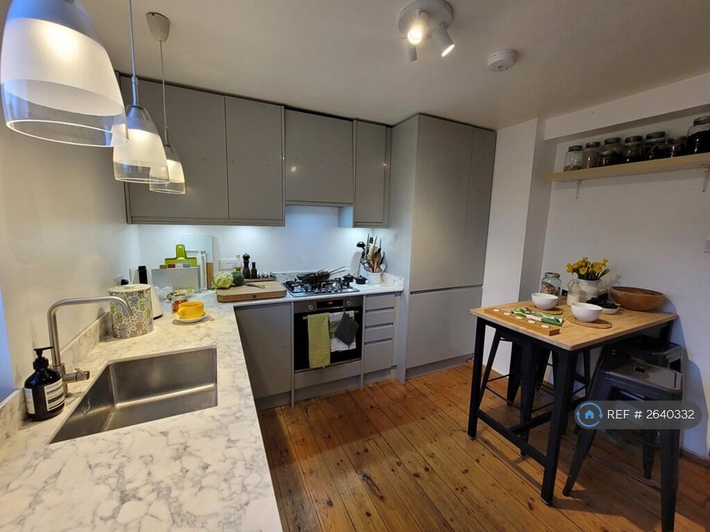 Kitchen ¿ Integrated Appliances And Breakfast Bar