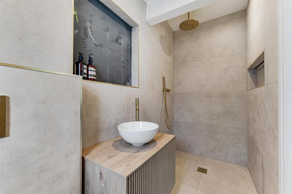 Bed 1 - En Suite Shower Room 2