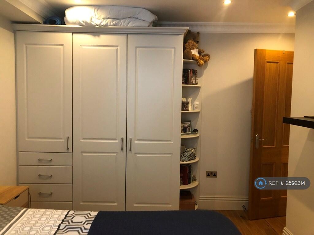 Smaller Bedroom - Built In Wardrobes