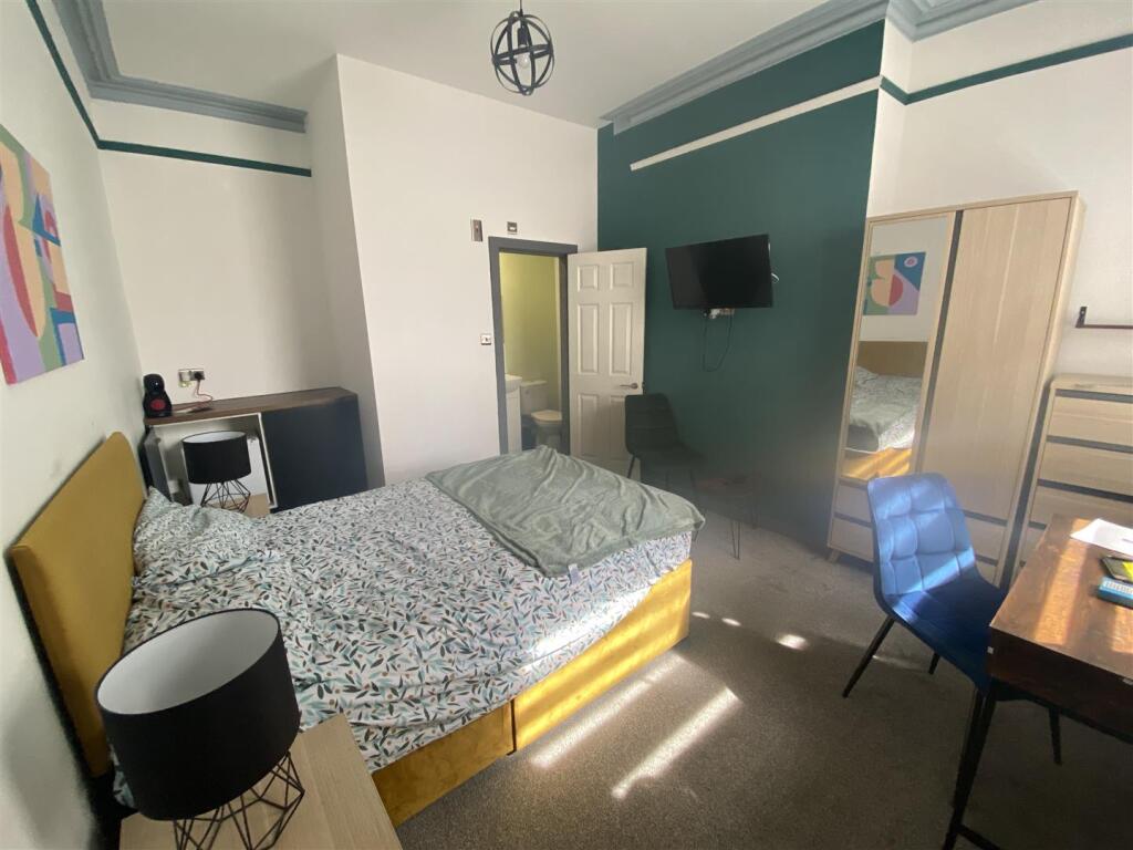 6 pole room 2.jpg